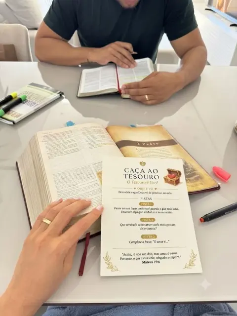 Caça ao Tesouro sobre a Bíblia aberta
