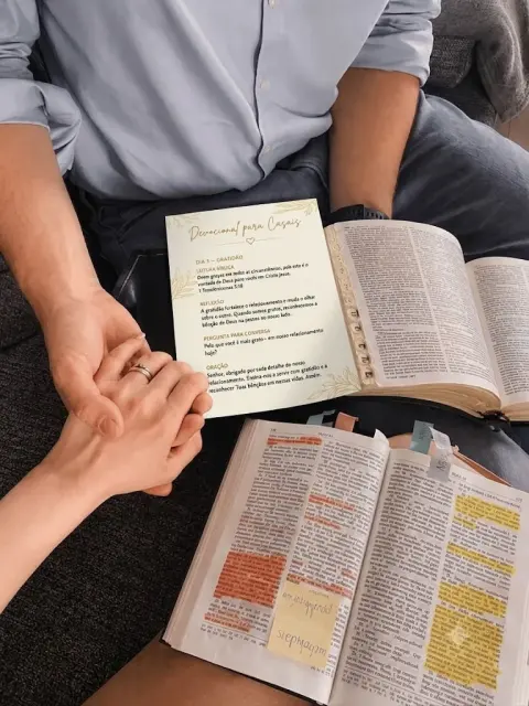 Casal lendo um devocional juntos