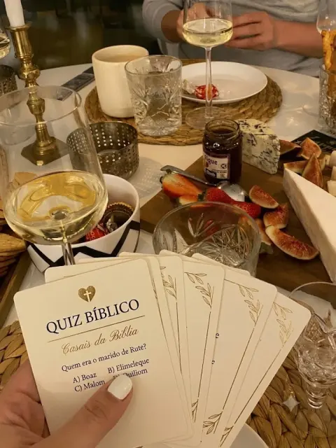 Casal jogando o Quiz Bíblico