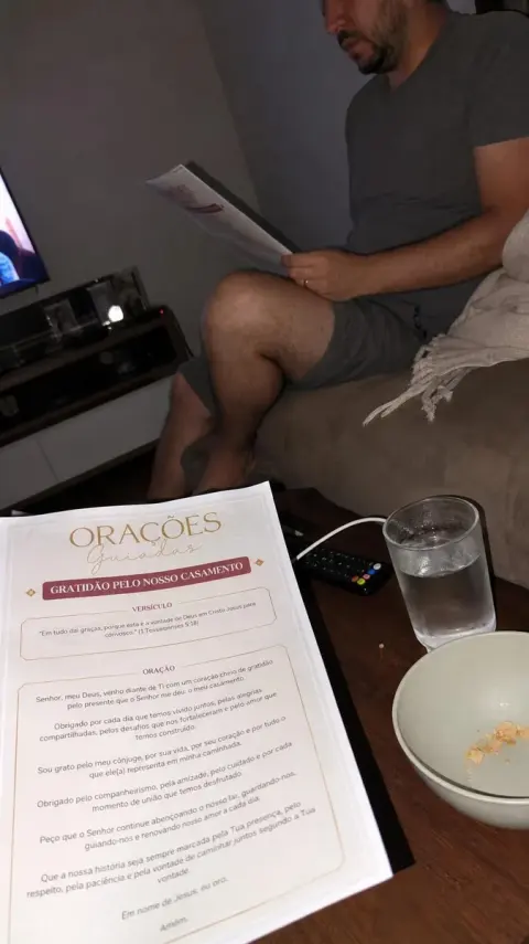 Casal em um momento de oração guiada